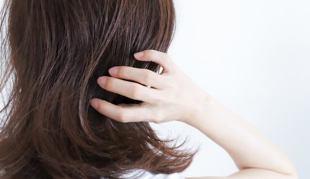 白髪がうねったときの対処法