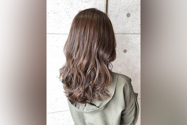 40代に人気のあるヘアカラーの色　①「アッシュベージュ」