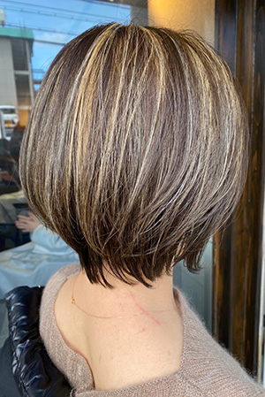 ヘアカラーで60代の白髪を隠せる「白髪ぼかしハイライト(メッシュ)」